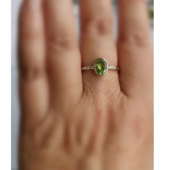 HOST PICK!Peridot gemstone ring in Sterling Silver sz 6 - Picture 8 of 9